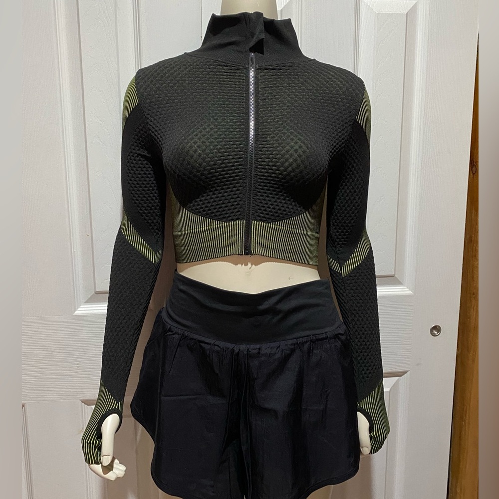 PrettyLittleThing black textured cropped zipped up sports top